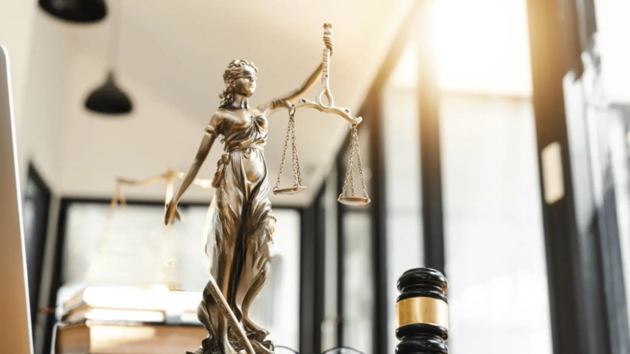Escultura da Justiça em ambiente jurídico contemporâneo
